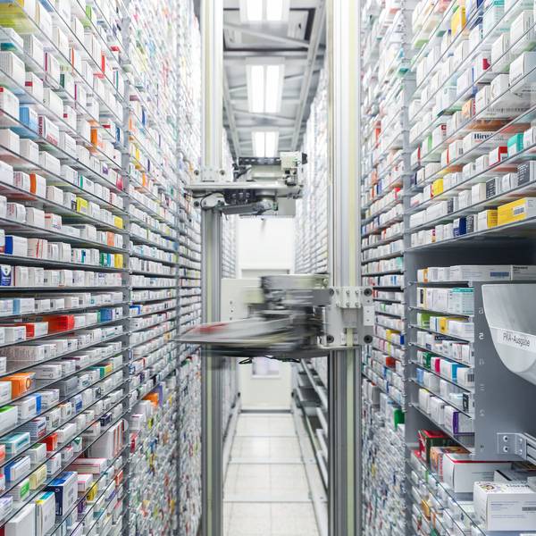 Blick in das automatisierte Medikamentenlager einer Apotheke.