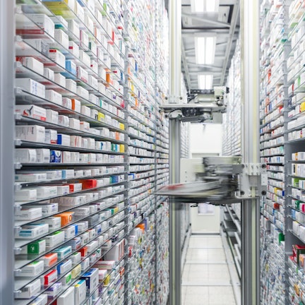 Blick in das automatisierte Medikamentenlager einer Apotheke.