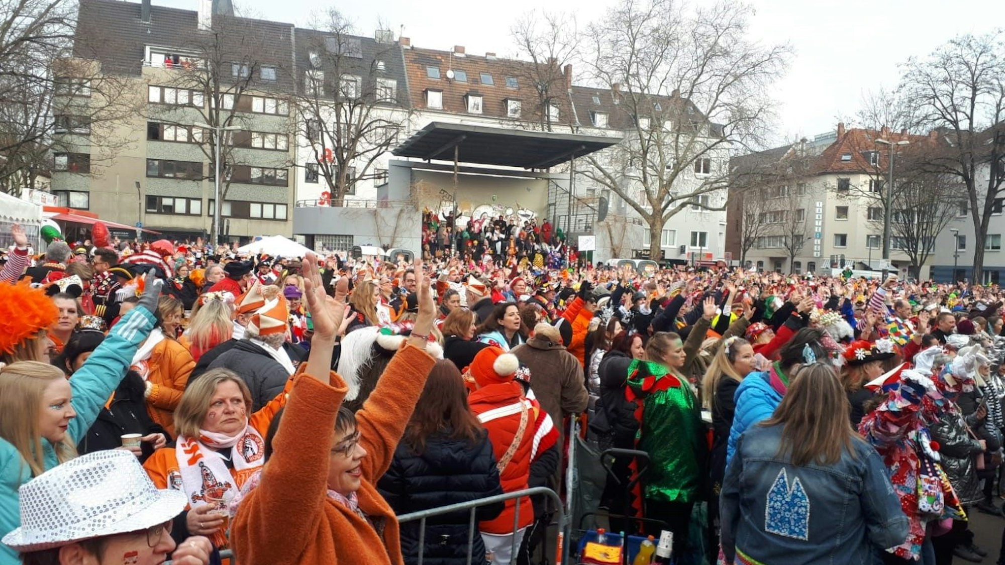 Tausende Jecke bei der Sessionseröffnung auf dem Spielplatz in Nippes. Eingeladen hat die Nippeser Bürgerwehr.