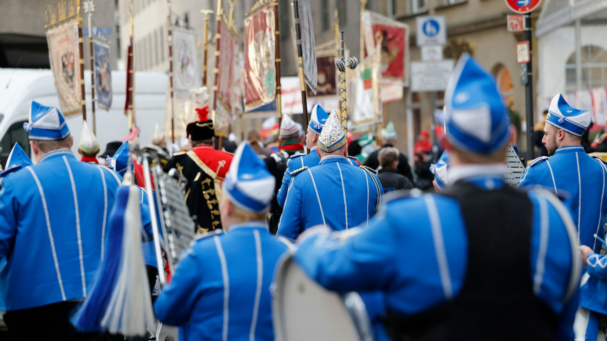 Weiberfastnacht: Beginn des Straßenkarnevals in Köln.