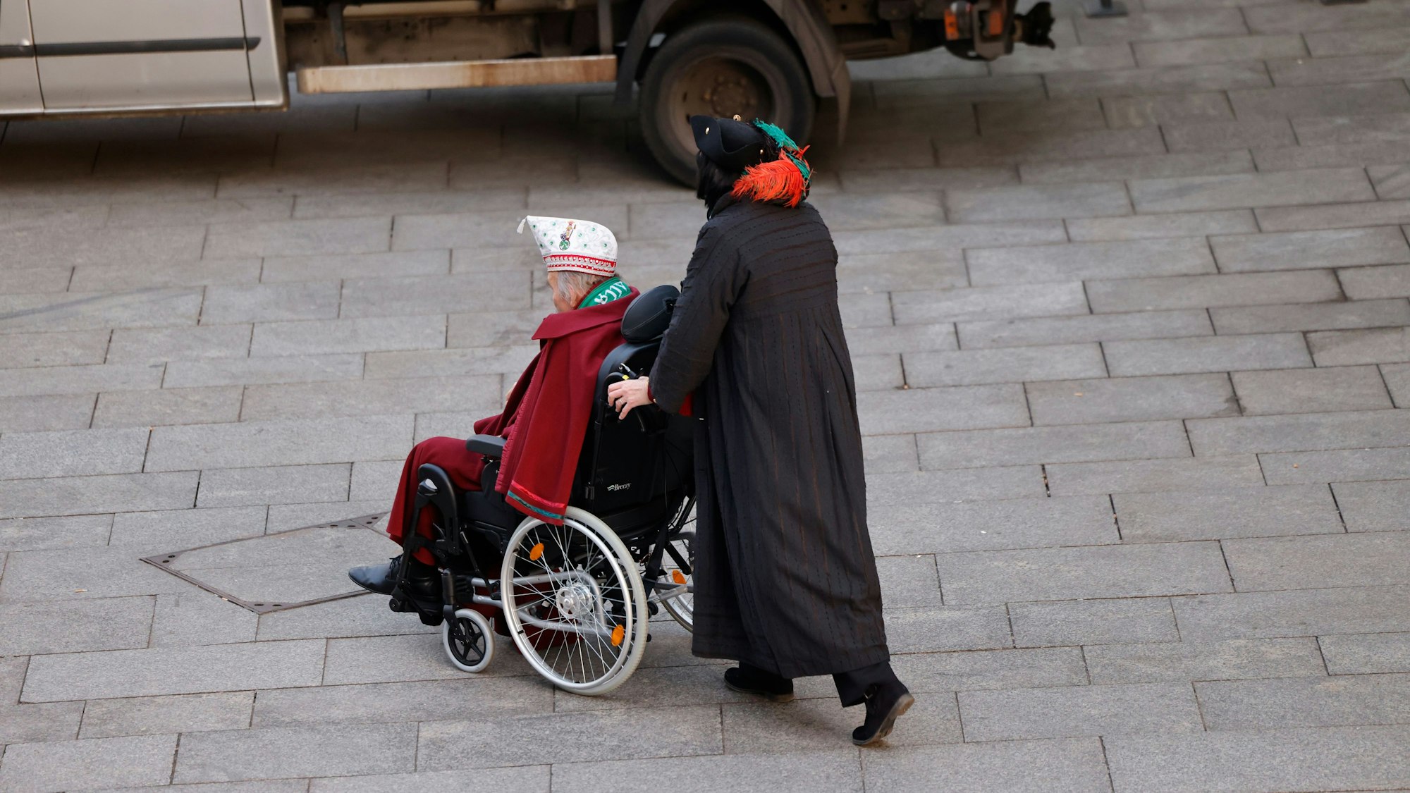 Weiberfastnacht: Beginn des Straßenkarnevals in Köln.