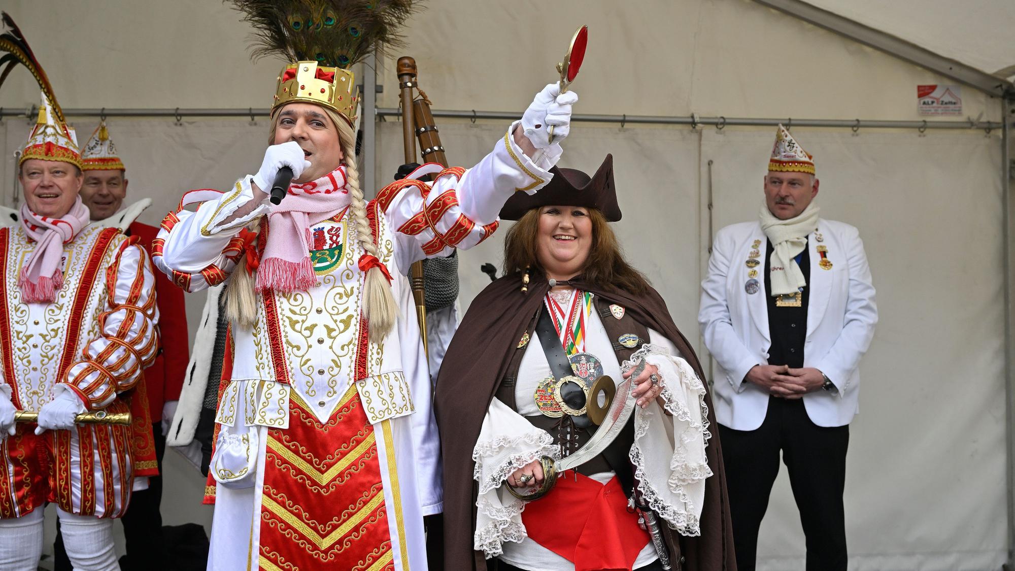 Das Rösrather Dreigestirn auf der Bühne mit Bürgermeisterin Bondina Schulze.