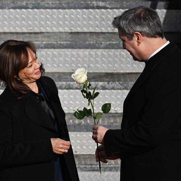 Kamala Harris (l.) wird von Markus Söder am Flughafen begrüßt.