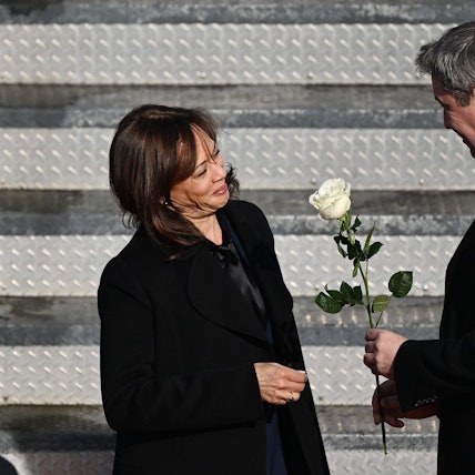 Kamala Harris (l.) wird von Markus Söder am Flughafen begrüßt.