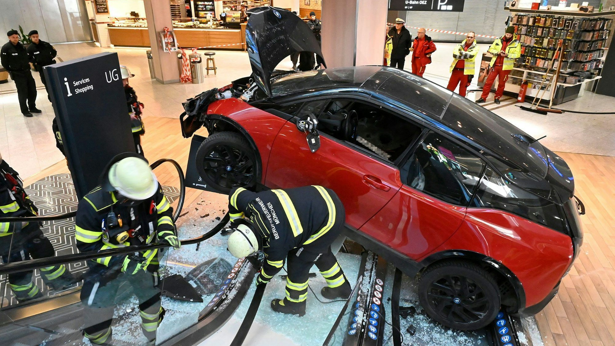 Ein Auto ist in das Olympia-Einkaufszentrum gefahren. Ein Mensch wurde dabei laut Feuerwehr leicht verletzt.