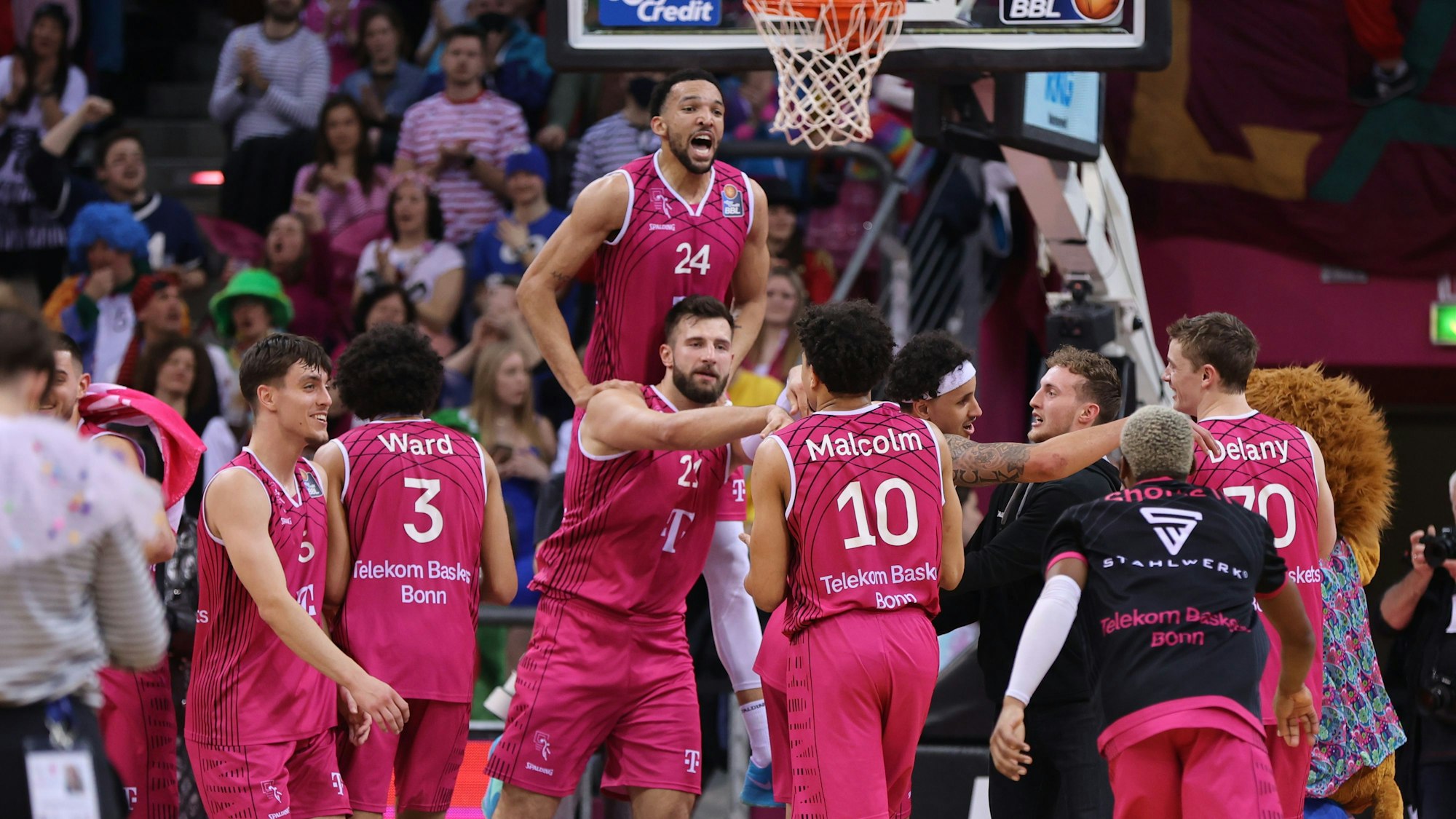 Sie hüpften, tanzten und feierten sich selbst: Nach dem 91:57-Erfolg über den MBC bejubelten die Spieler ihren 18. Sieg im 20. Spiel.