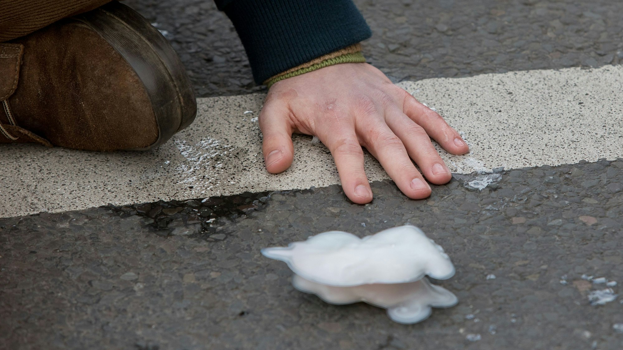Festgeklebte Hand: Protest von Klima-Aktivisten am 6. Februar am Kölner Neumarkt.