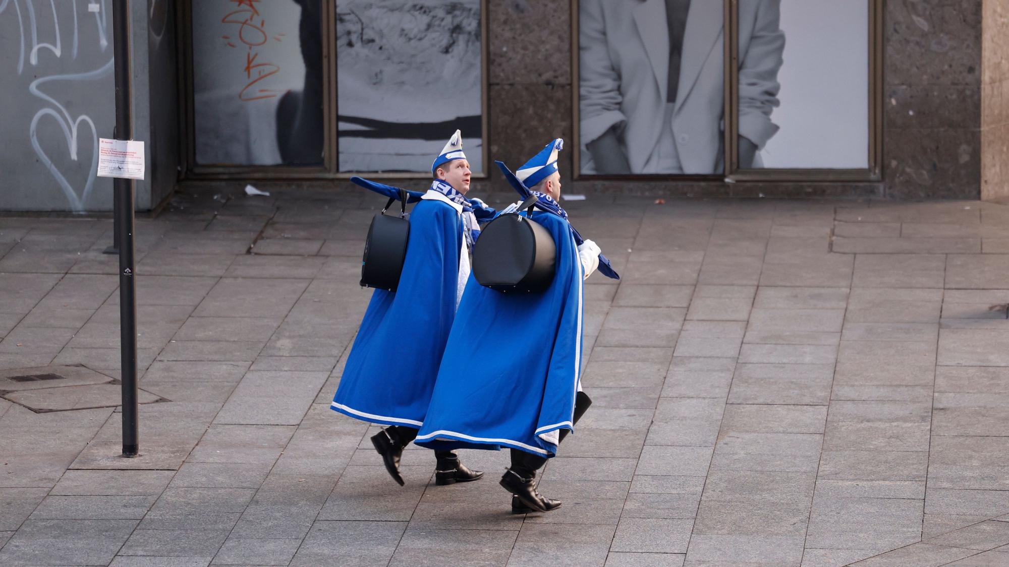 Weiberfastnacht: Beginn des Straßenkarnevals in Köln.