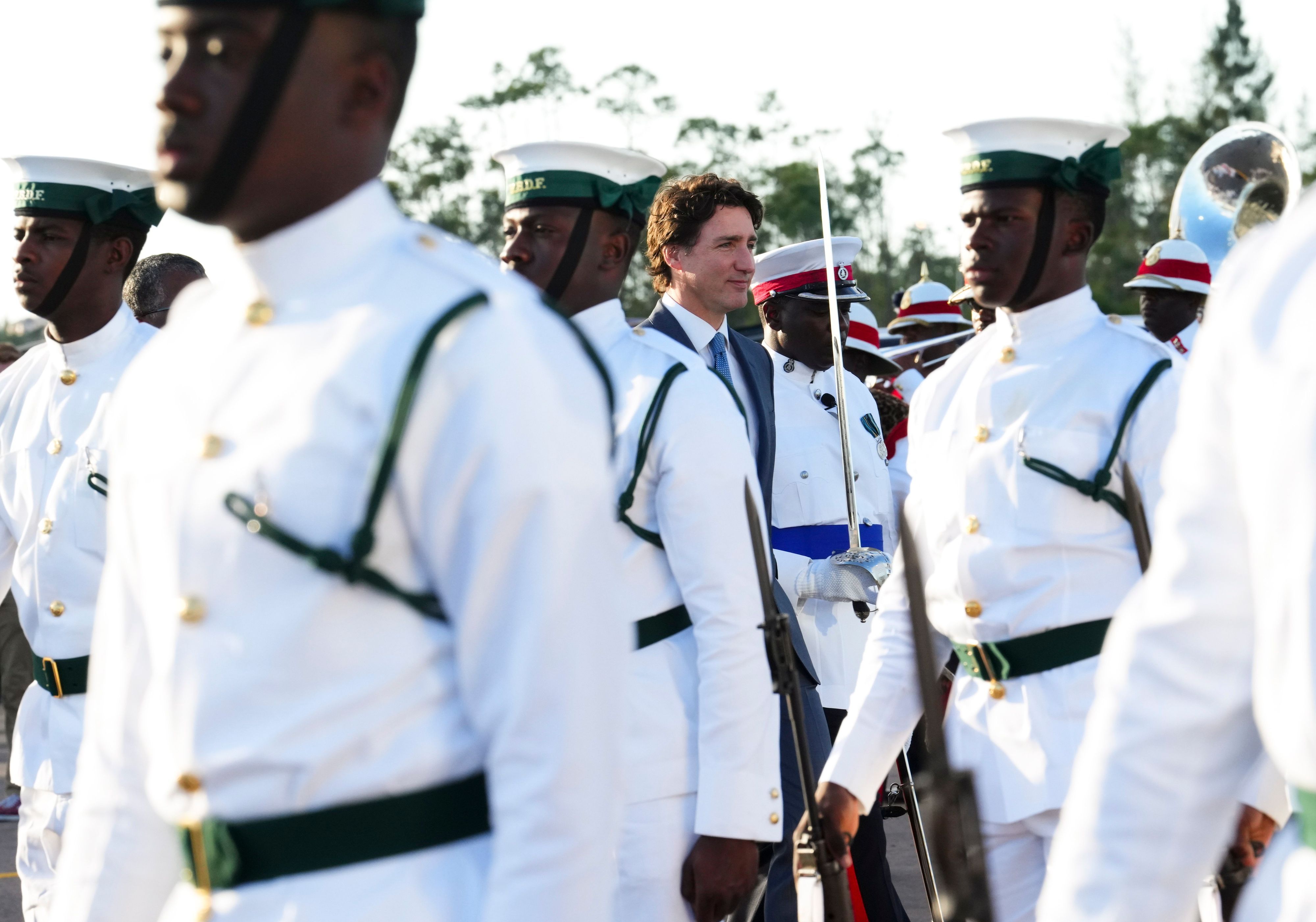 Der kanadische Premierminister Justin Trudeau inmitten von Soldaten.