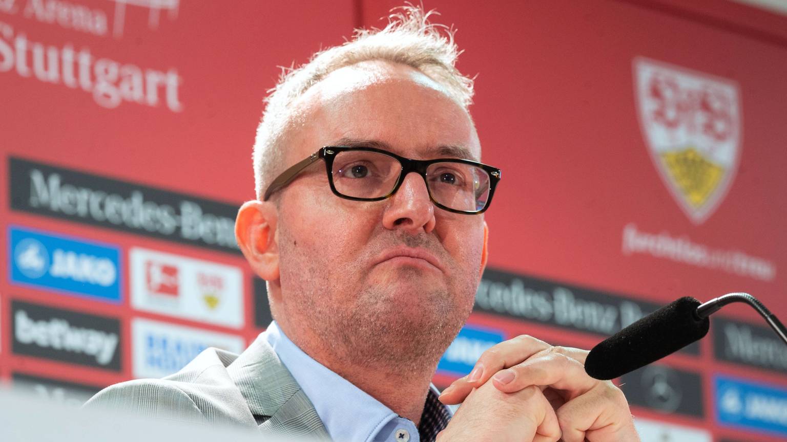 ARCHIV - 23.03.2022, Baden-Württemberg, Stuttgart: Alexander Wehrle, Vorstandsvorsitzender der VfB Stuttgart 1893 AG, nimmt an einer Pressekonferenz teil.