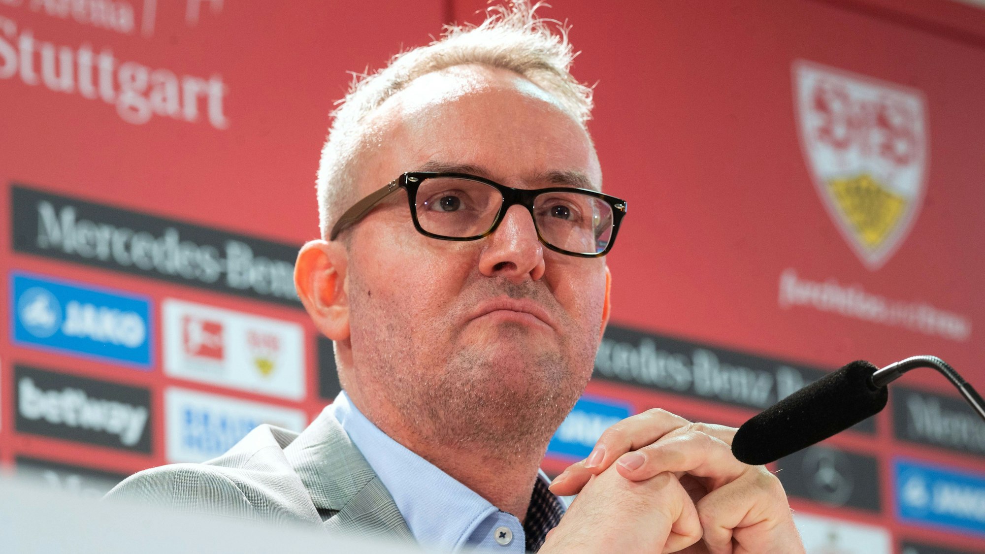 ARCHIV - 23.03.2022, Baden-Württemberg, Stuttgart: Alexander Wehrle, Vorstandsvorsitzender der VfB Stuttgart 1893 AG, nimmt an einer Pressekonferenz teil.
