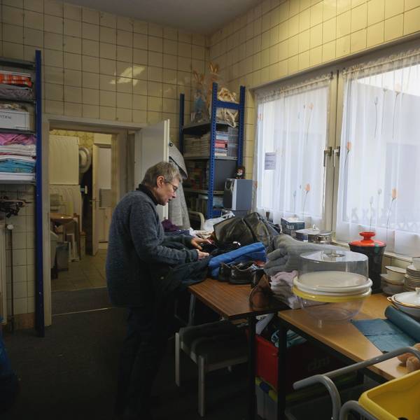 Hannelore Anders sortiert Kleidung.