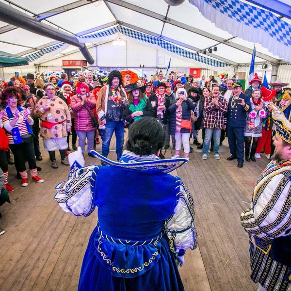 Im Festzelt trat das Prinzenpaar der Narrenzunft auf. Vor dem Prinzenpaar standen Zuschauerinnen und Zuschauer, die verkleidet waren.