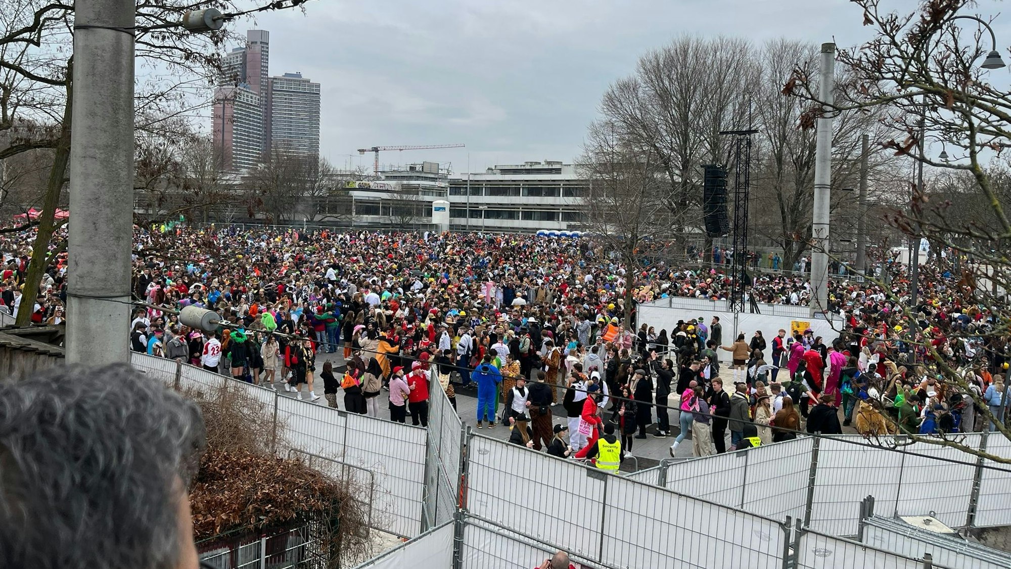 Auf der Entlastungsfläche auf der Uniwiese wurde an Weiberfastnacht auf weißen Bodenplatten gefeiert.