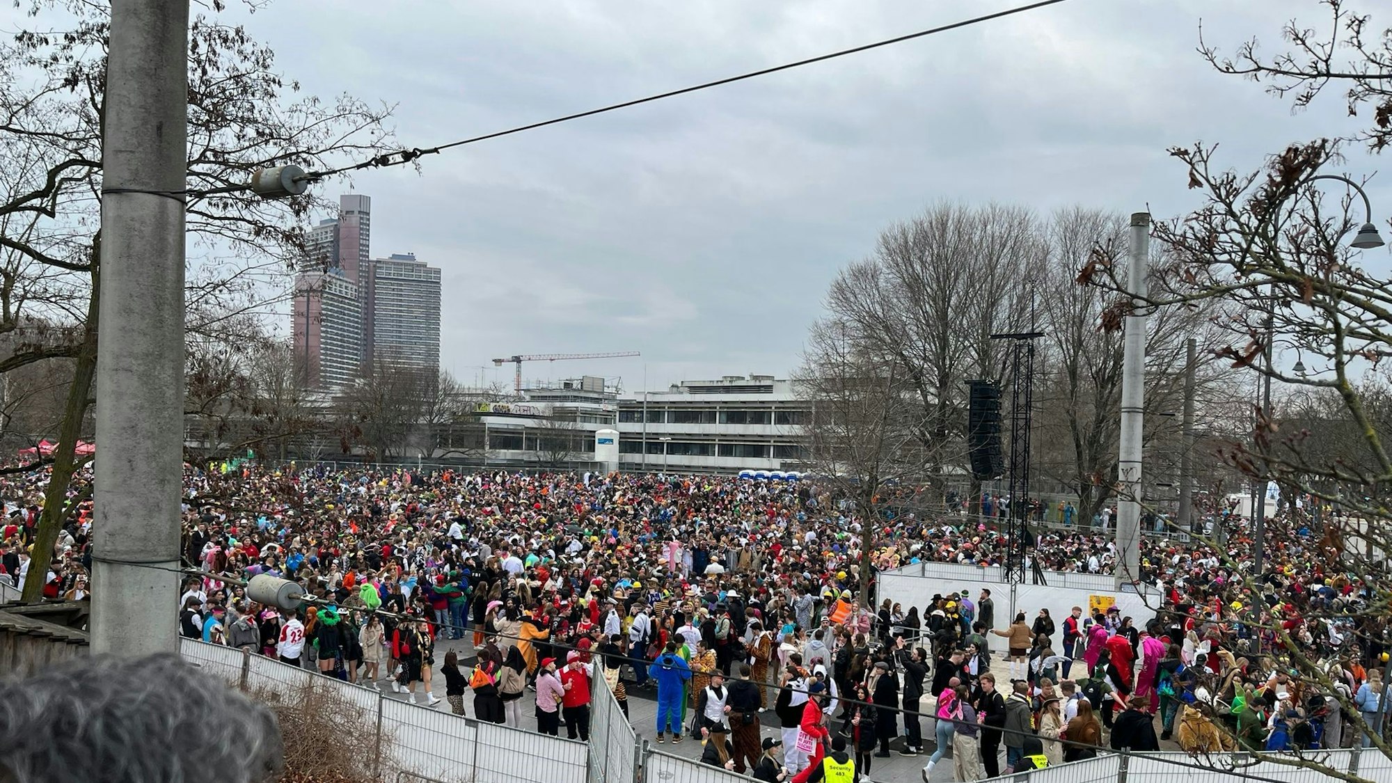 An der Ausweichfläche auf der Uniwiese scheiden sich die Geister