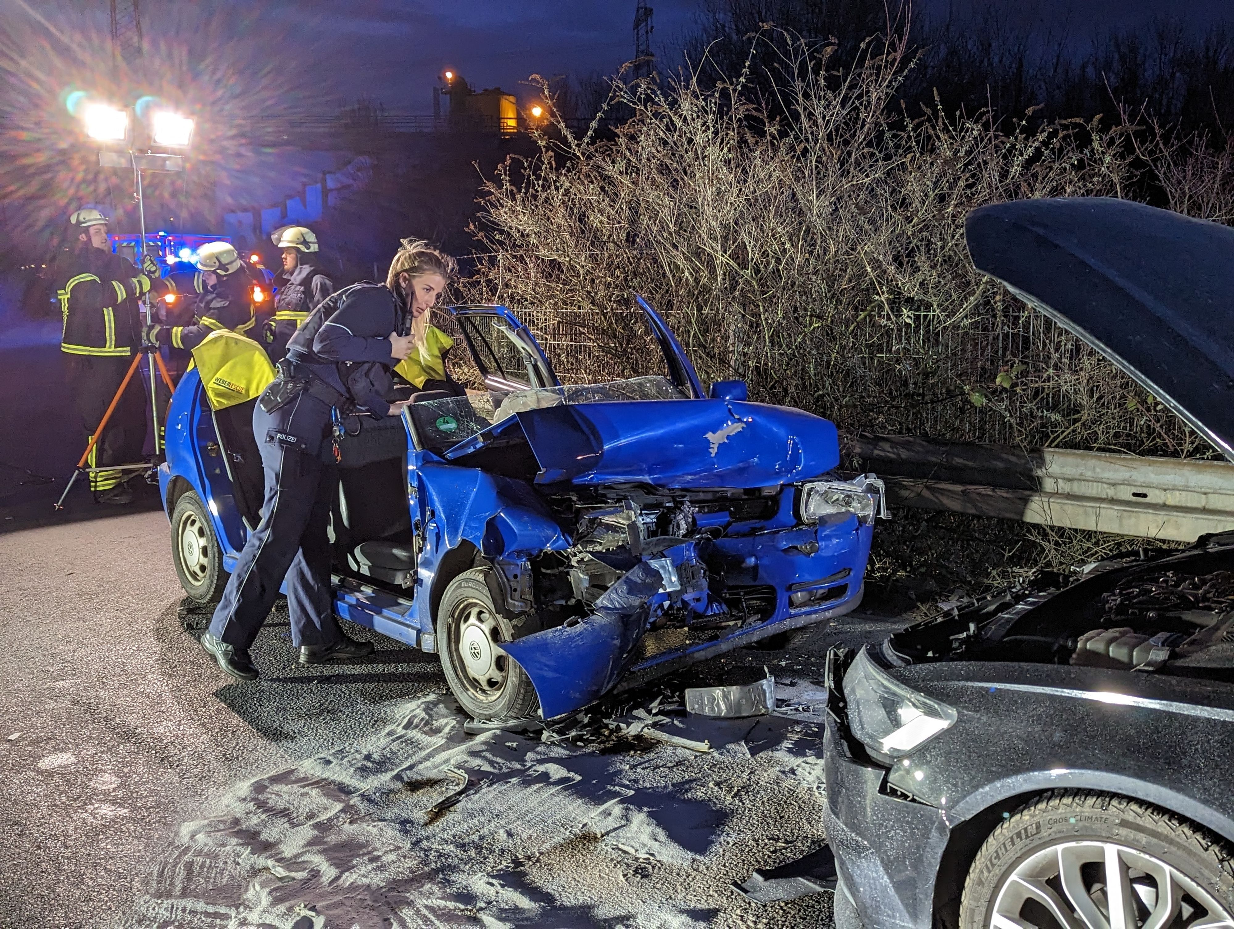 Die Feuerwehr musste den Fahrer eines Kleinwagens aus dem Wagenwrack befreien.
