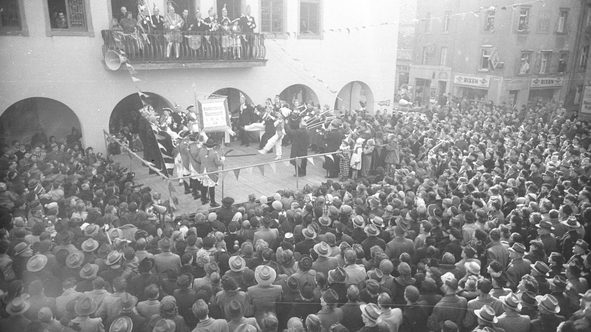 Beim Rathaussturm in Euskirchen in der Session 1953 hatten allerdings die allerwenigsten Jecke ein Kostüm an.
