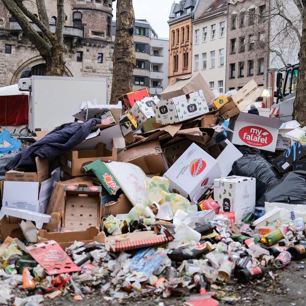 17.02.2023, Nordrhein-Westfalen, Köln: Zusammengefegter Müll aus der Weiberfastnacht liegt auf der Straße Mit der Weiberfastnacht hat der traditionelle Straßenkarneval begonnen. Foto: Oliver Berg/dpa +++ dpa-Bildfunk +++