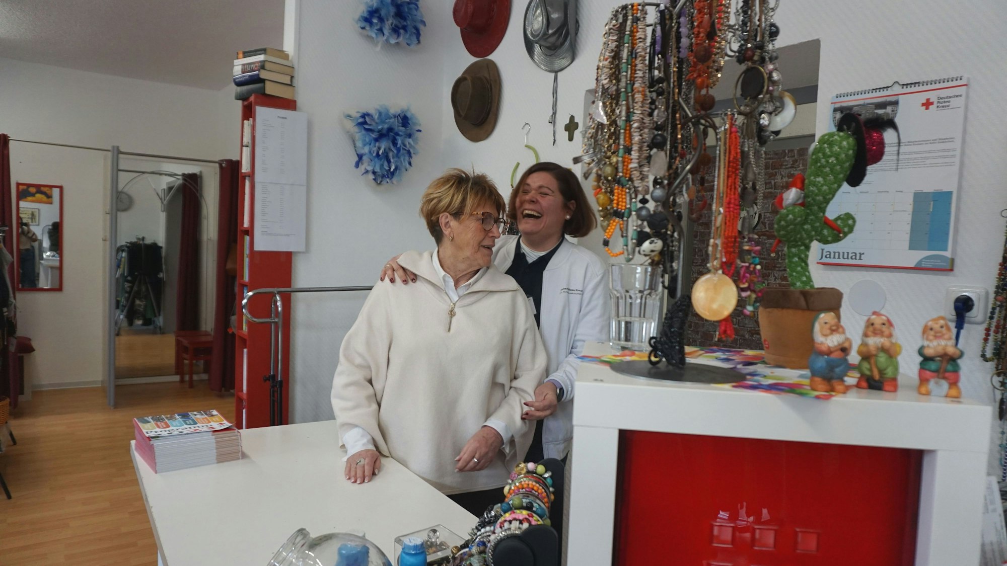Edeltraud Engelen (v.l.) und Cathleen Braun hinter der Theke des DRK Kleiderladens.