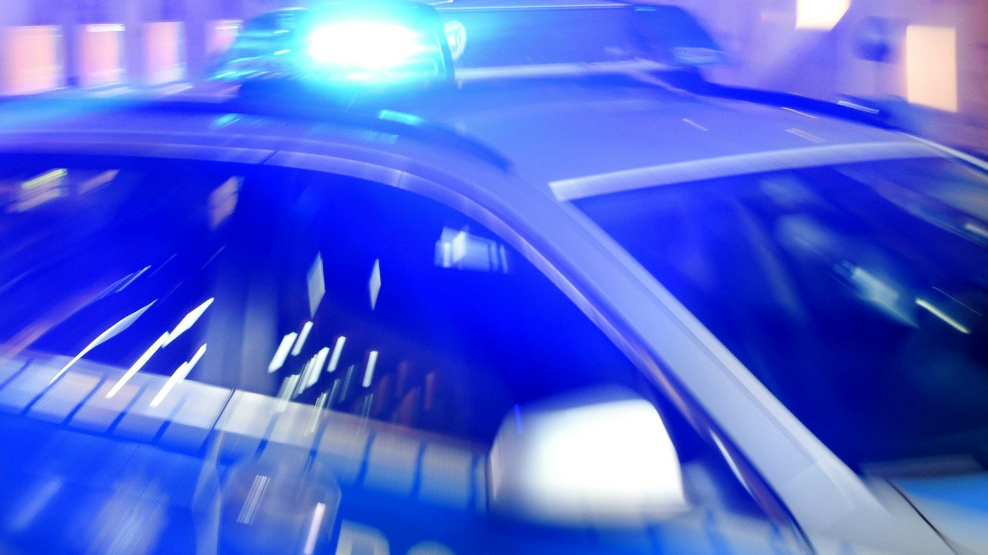 Ein Polizeiauto, an dem das Blaulicht leuchtet.