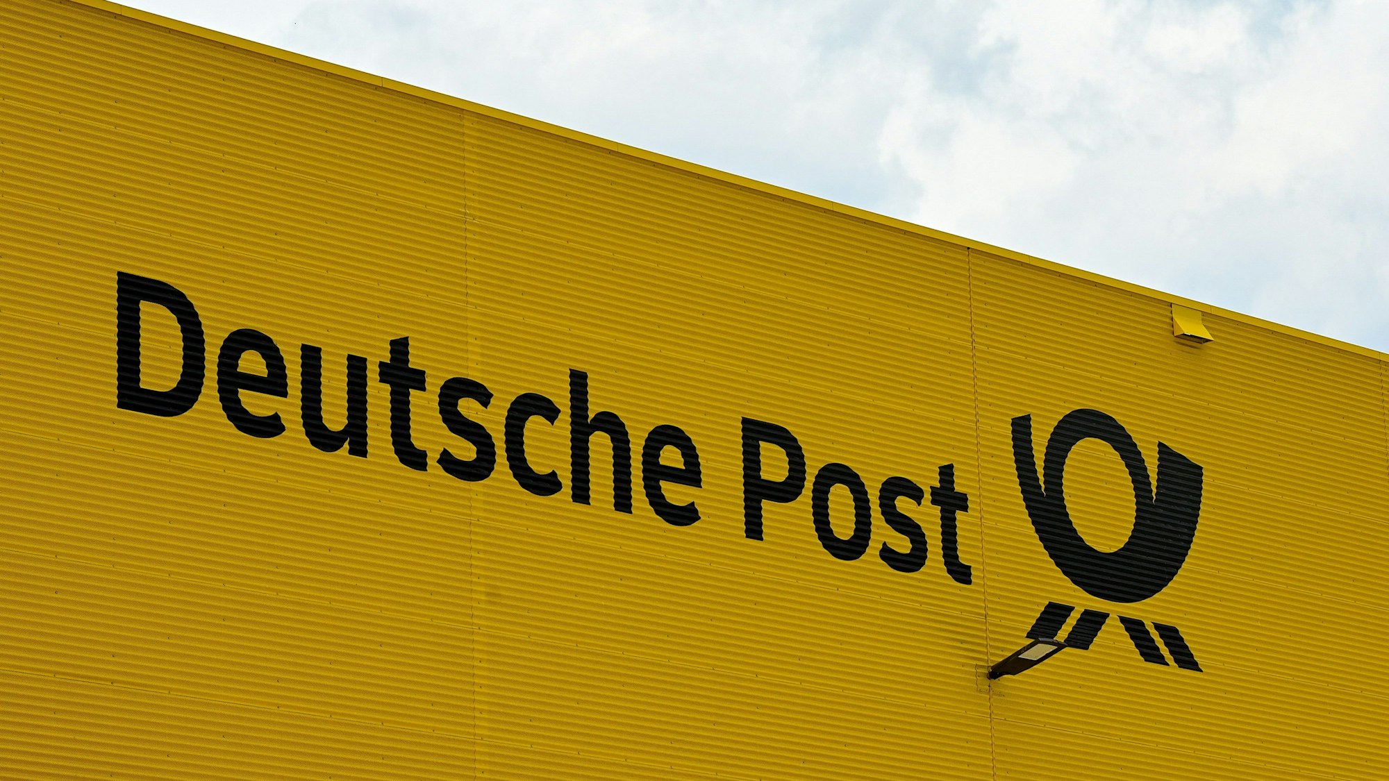 Das Logo Deutsche Post im Mega-Paketzentrum der Deutsche Post DHL Group in Ludwigsfelde. (Symbolbild)