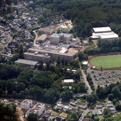 Luftbild auf das Freiherr-vom-Stein-Schulzentrum in Rösrath.