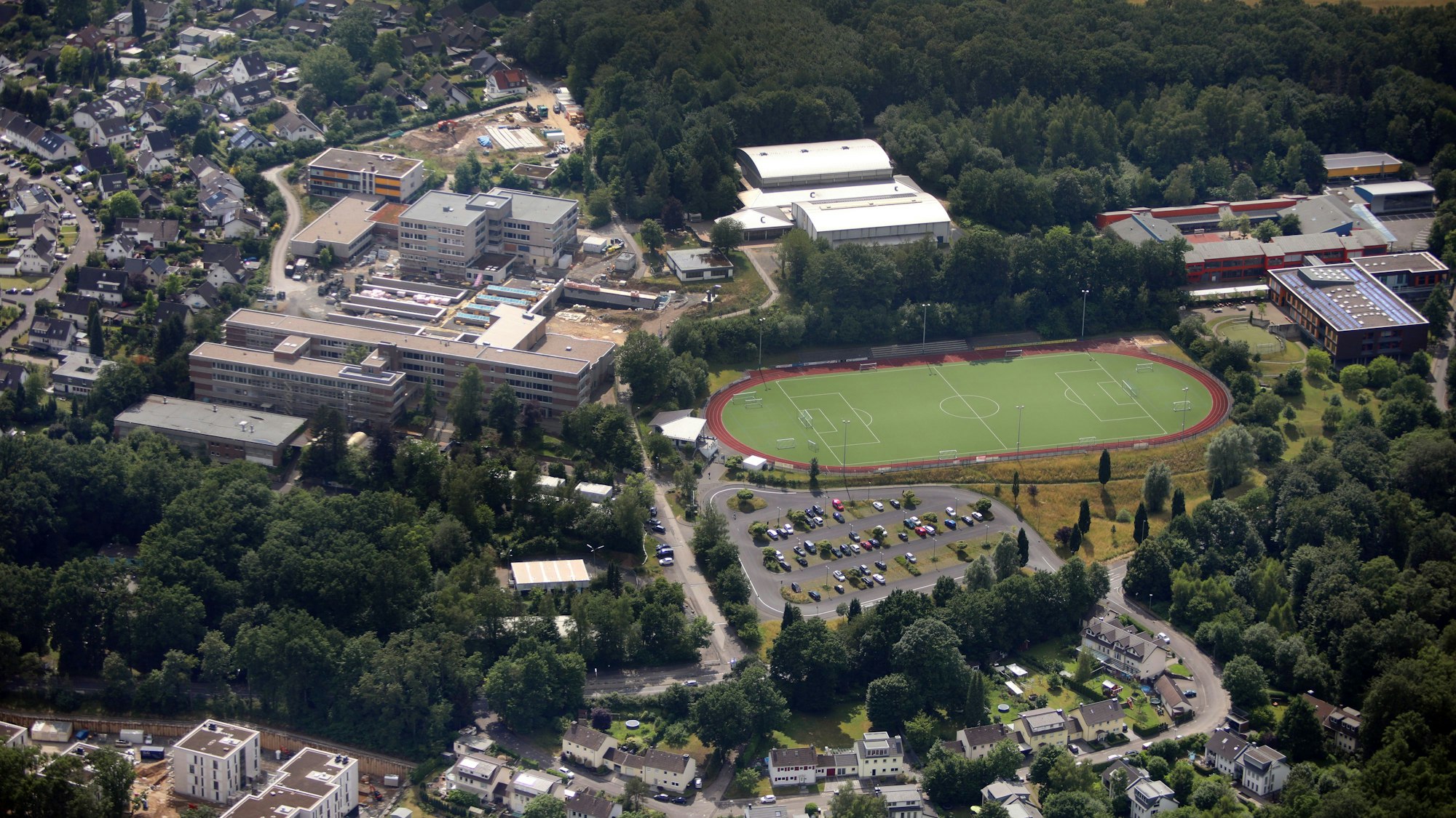 Wachsenden Raumbedarf gibt es am Rösrather Freiherr-vom-Stein-Schulzentrum, aber auch an den Grundschulen der Stadt. Das bestätigt ein Gutachten.