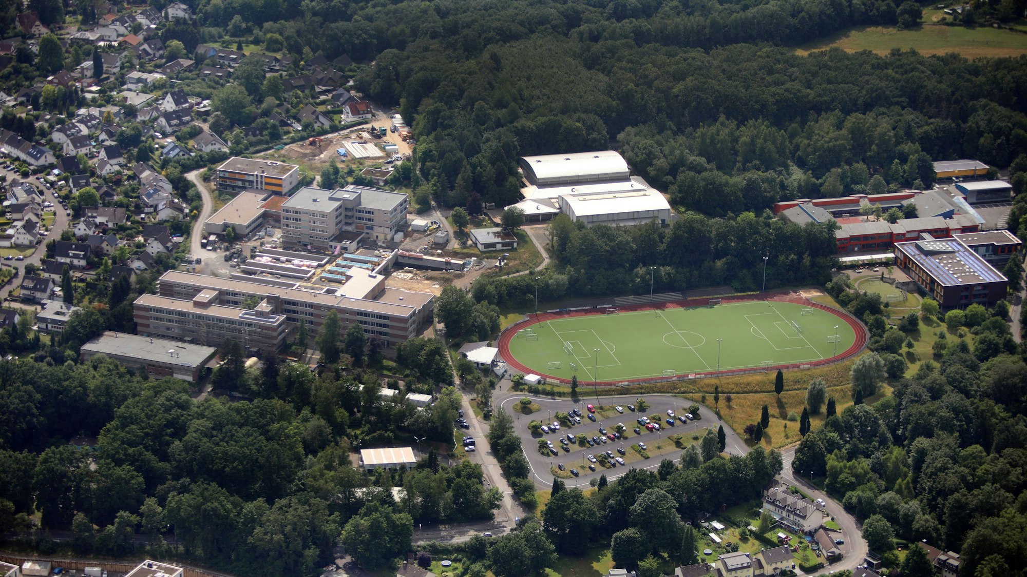 Luftbild auf das Freiherr-vom-Stein-Schulzentrum in Rösrath.
