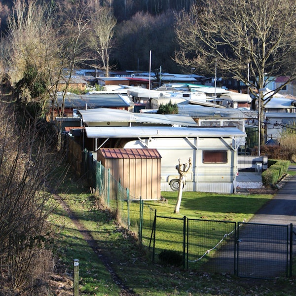 Der Campingplatz Dieffenbachtal in Schleiden von der B 258 aus gesehen.