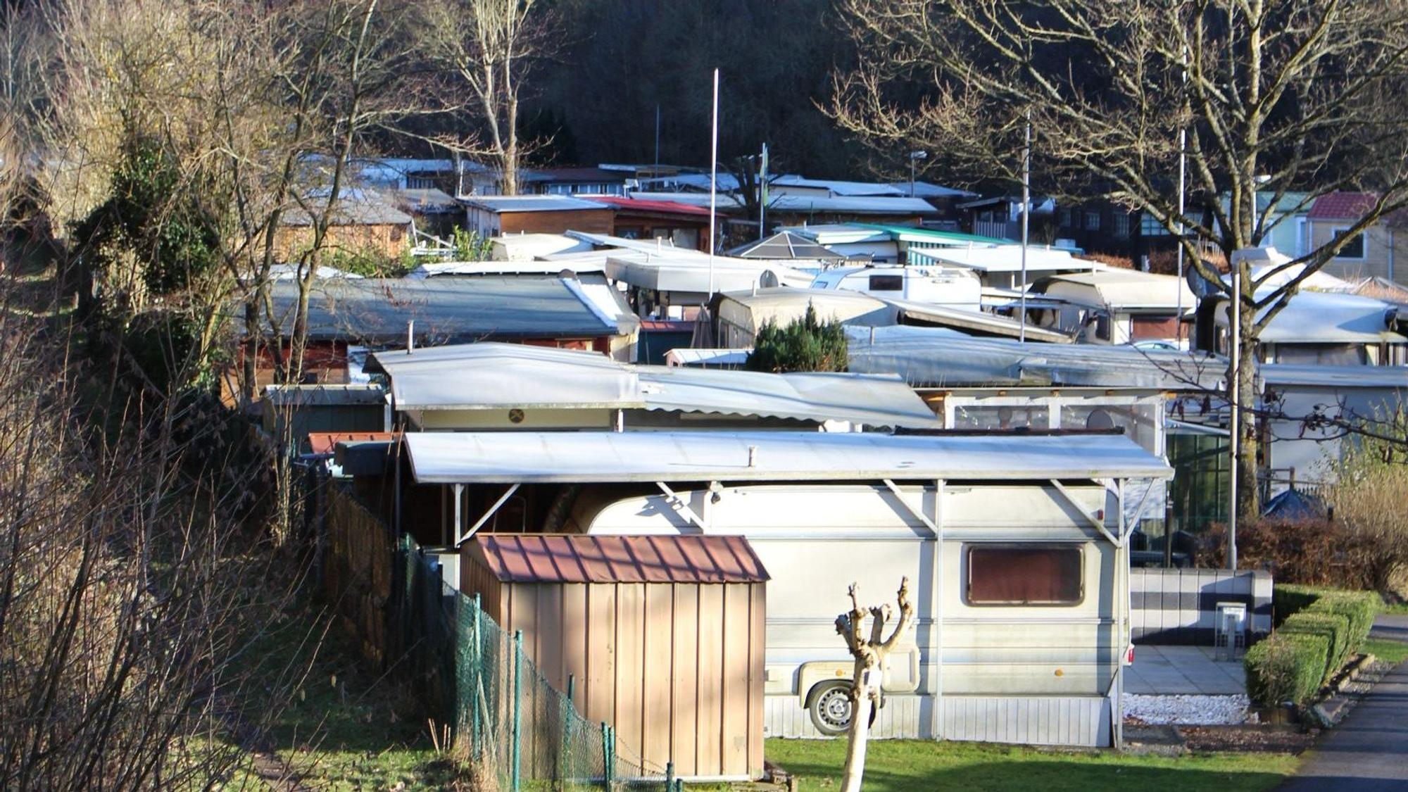 Der Campingplatz Dieffenbachtal in Schleiden von der B 258 aus gesehen.