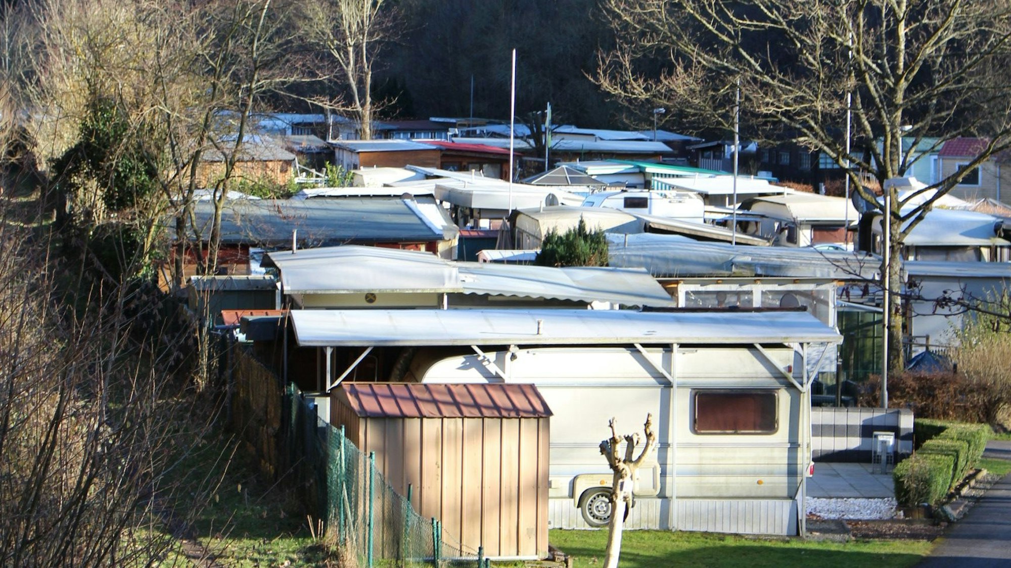 Der Campingplatz Dieffenbachtal in Schleiden von der B 258 aus gesehen.