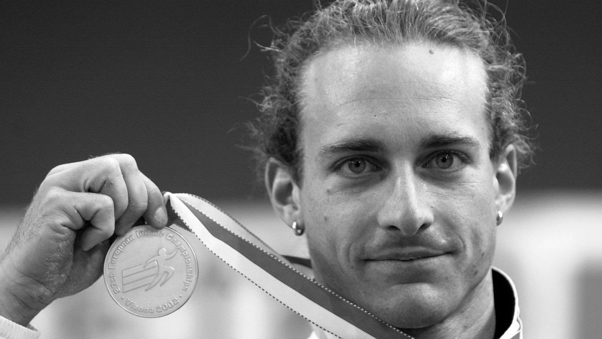Der deutsche Stabhochspringer Tim Lobinger zeigt am Samstag (02.03.2002) im Ferry-Dusika Stadion in Wien bei den Leichtathletik-Hallen-Europameisterschaften nach der Siegerehrung seine Medaille.