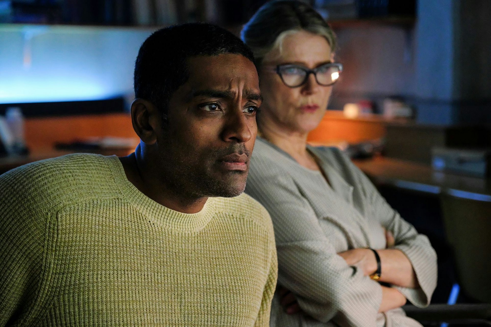 Dr. Sigur Johanson (Alexander Karim) und Dr. Katharina Lehmann (Barbara Sukowa) sprechen per Videocall mit Charlie.