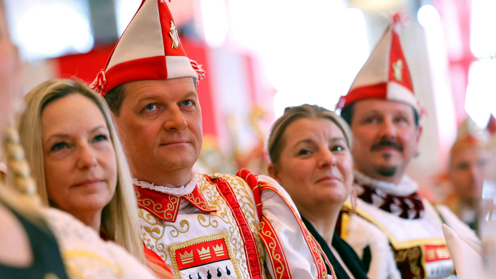 Zusammen mit ihren Partnerinnen folgten Prinz Boris I. (l.) und Bauer Marco dem Programm auf der Bühne.