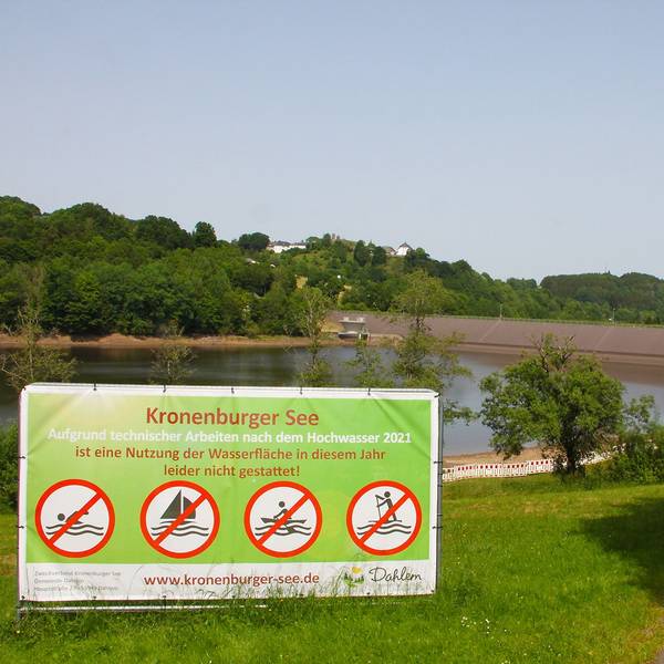 Ein Schild am See weist auf das Badeverbot hin.