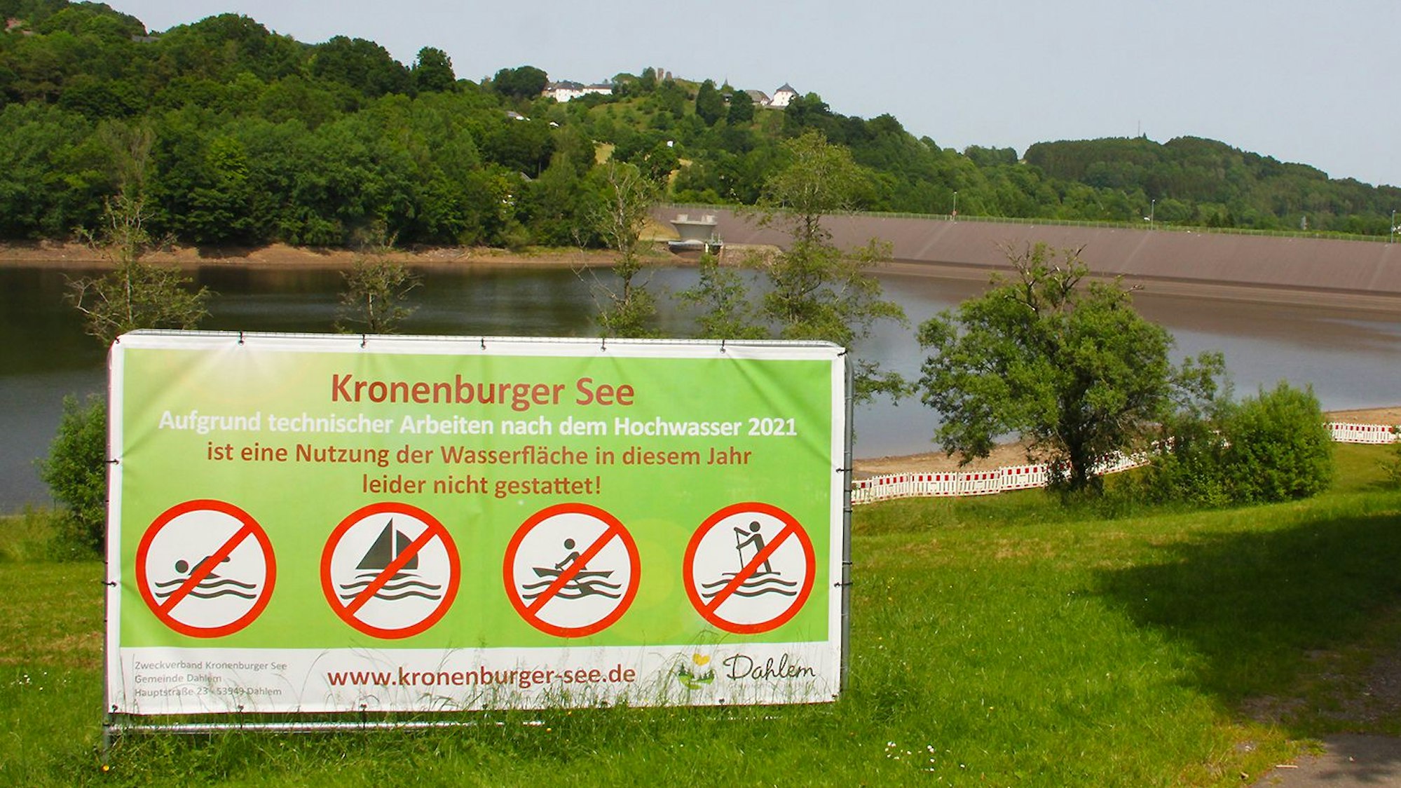 Ein Schild weist auf das Badeverbot am Kronenburger See hin.