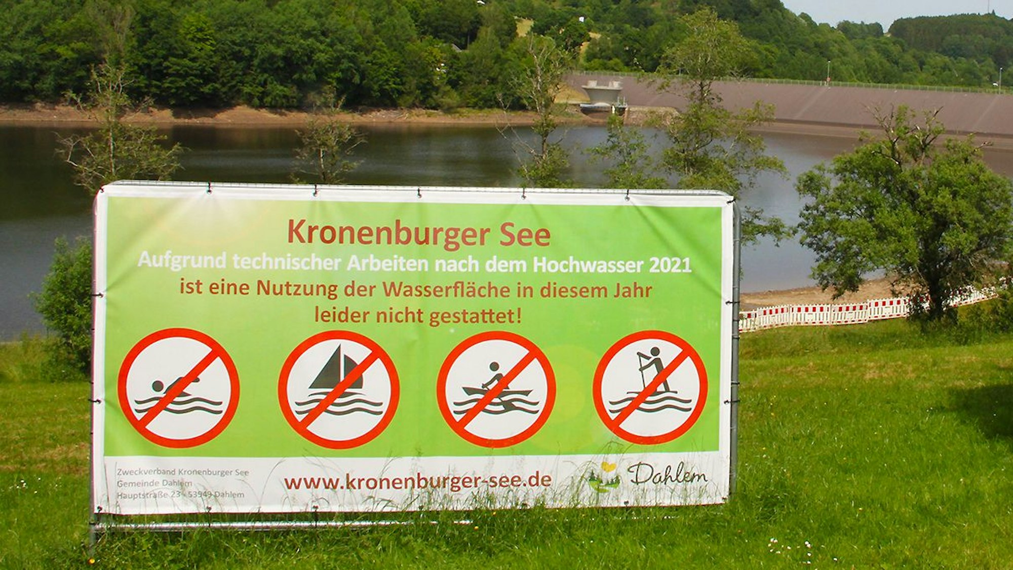 Ein Schild am See weist auf das Badeverbot hin.