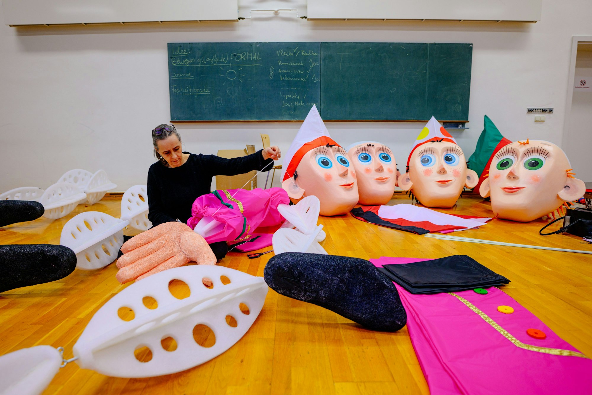 Halina Labusga bei der Arbeit an den Figuren.