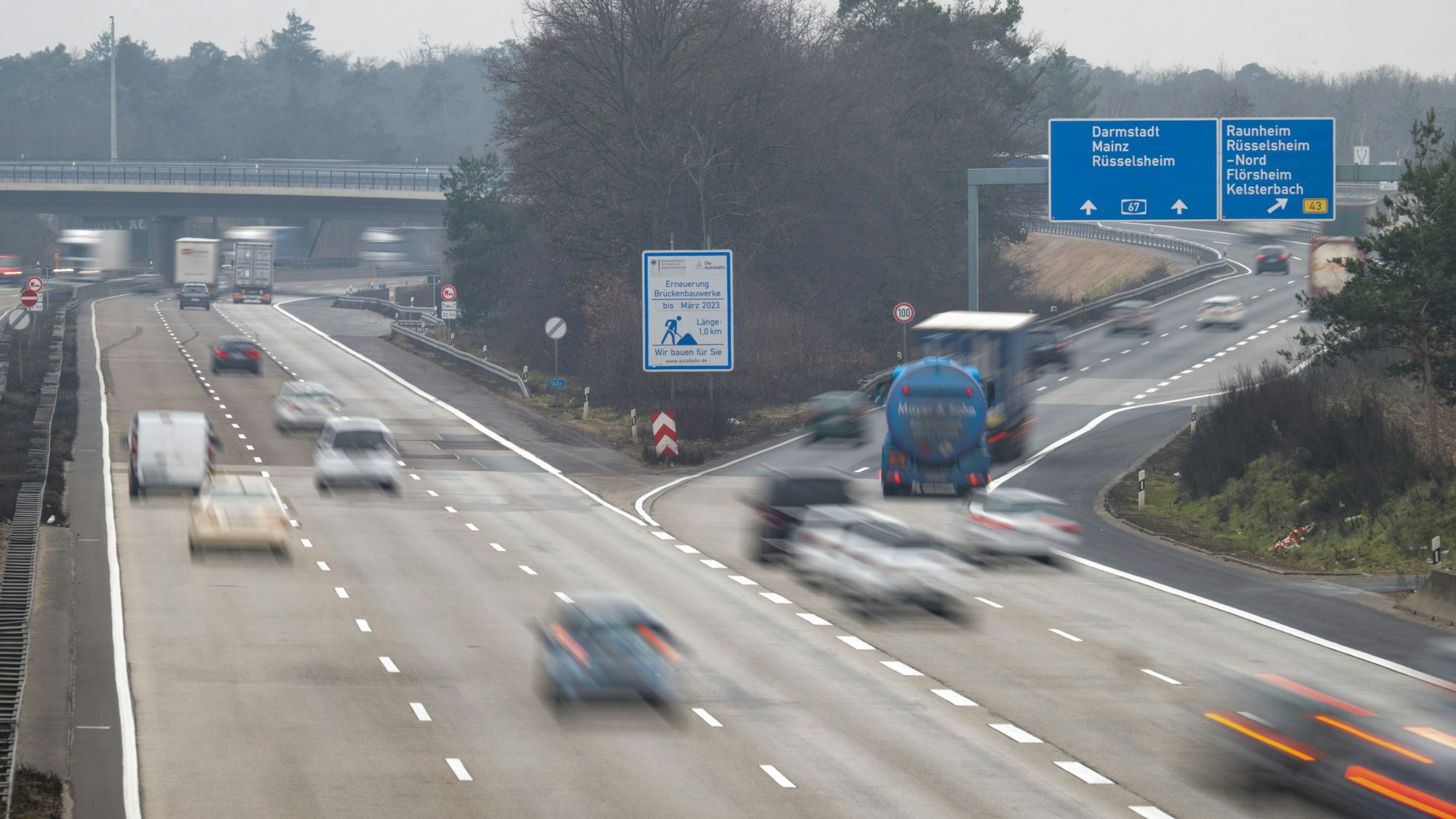 Autos fahren auf der Autobahn. (Symbolbild)