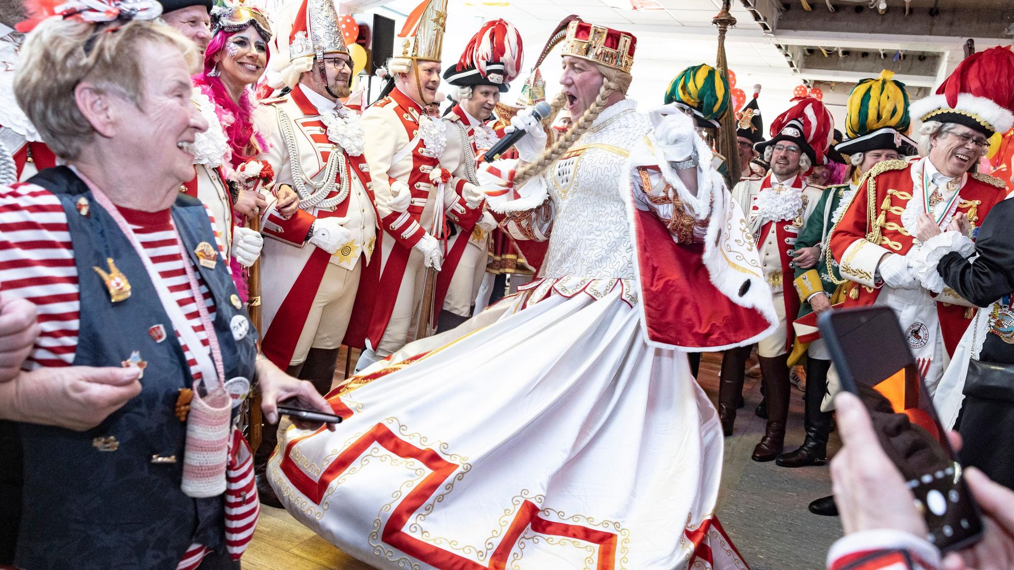 Jungfrau Agrippina hatte bei den Auftritten an Weiberfastnacht vollen Einsatz gezeigt. Nun ist die Stimme weg.