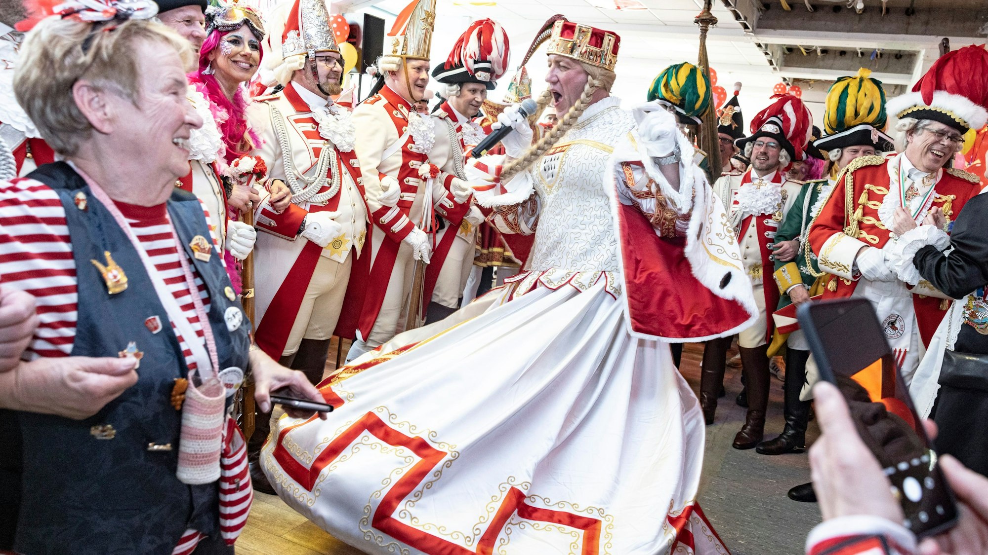 Jungfrau Agrippina hatte bei den Auftritten an Weiberfastnacht vollen Einsatz gezeigt. Nun ist die Stimme weg.