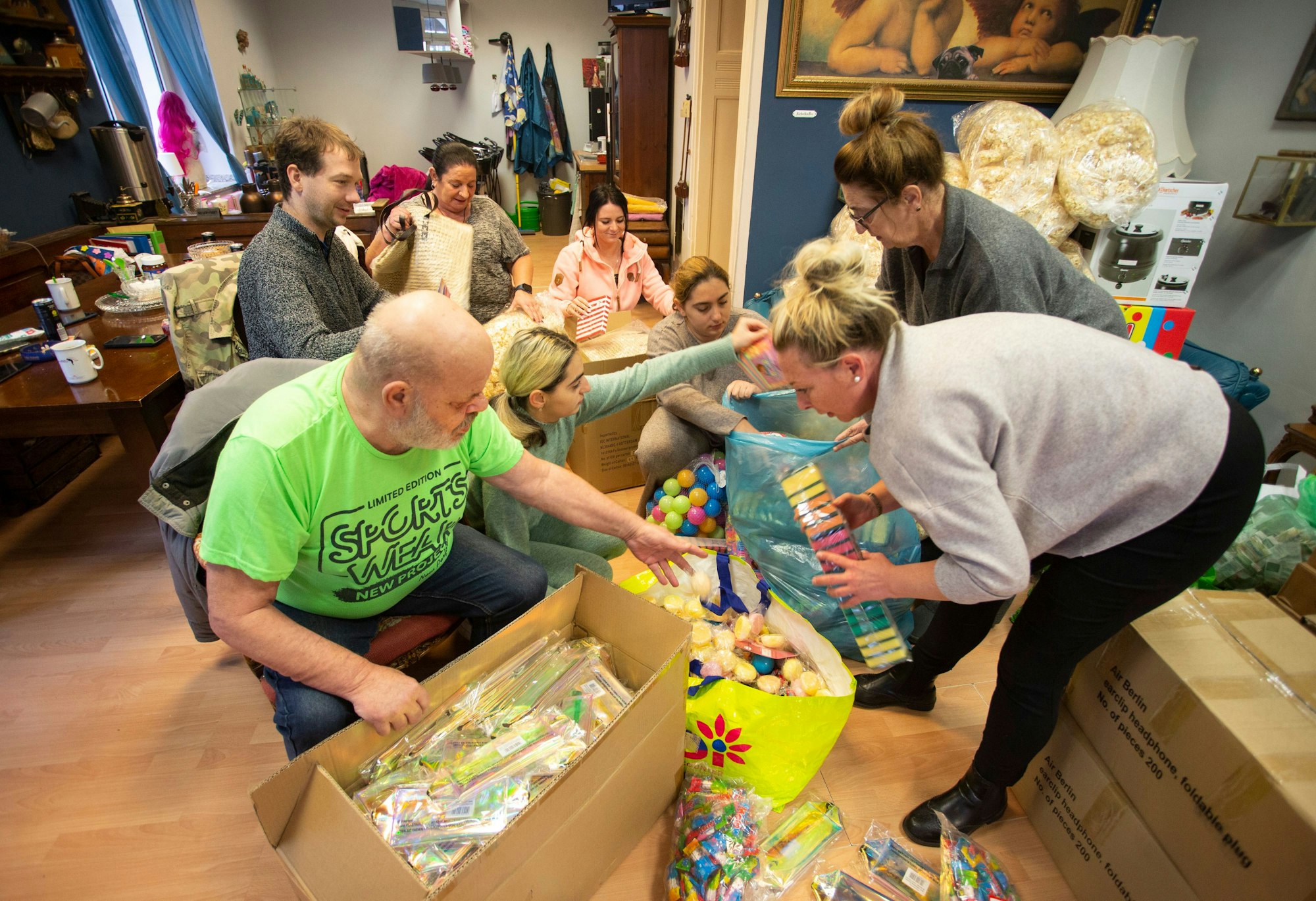 Im Friseursalon von Sandra Pauls (l.) packt der Ihrefelder 11er Rat das Wurfmaterial für die Zöch zusammen.