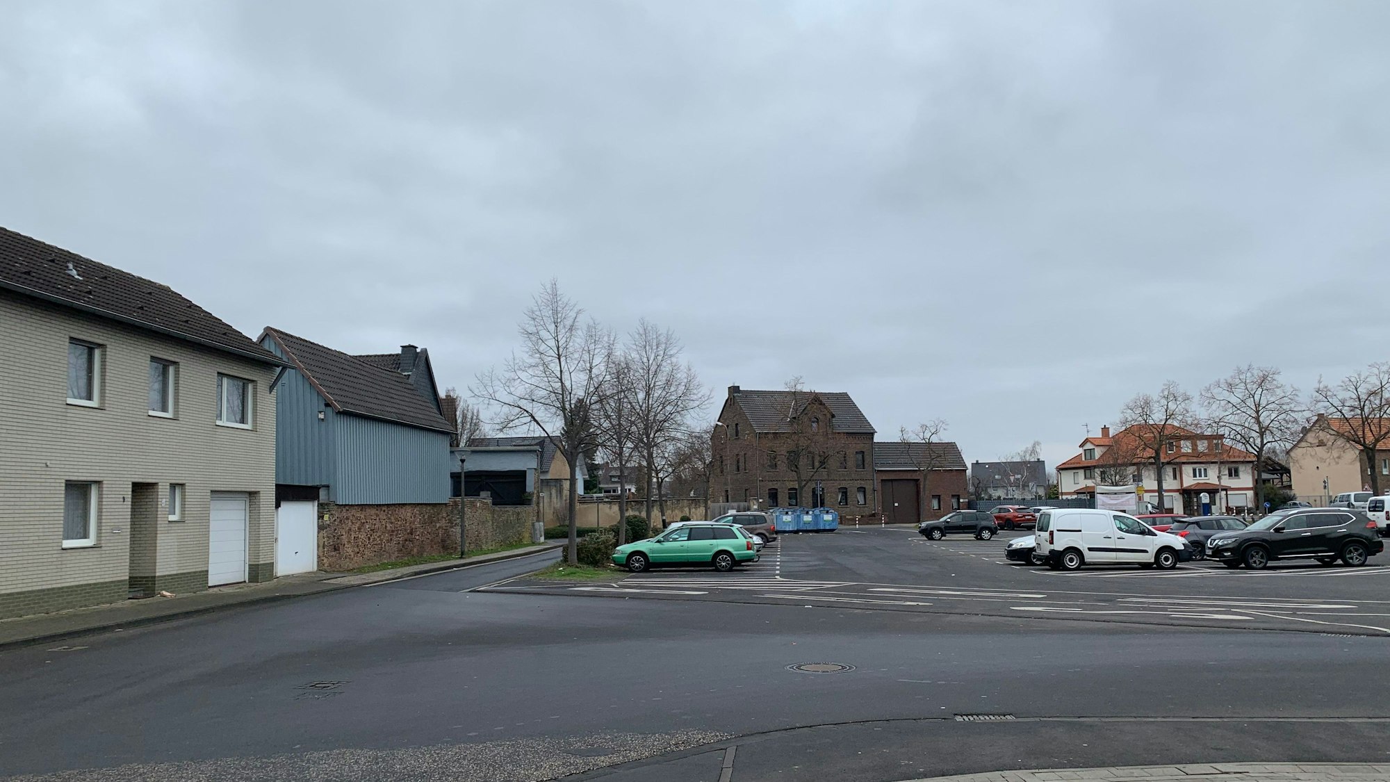 Blick auf den Parkplatz des Raiffeisenplatzes.