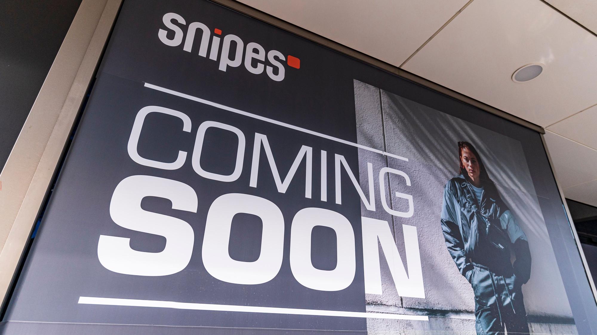 Es ist ein Schild mit der Aufschrift „Coming Soon“ von Snipes zu sehen.