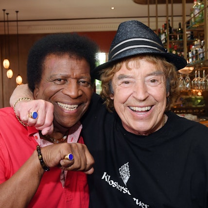 Roberto Blanco und Tony Marshal umarmen sich.