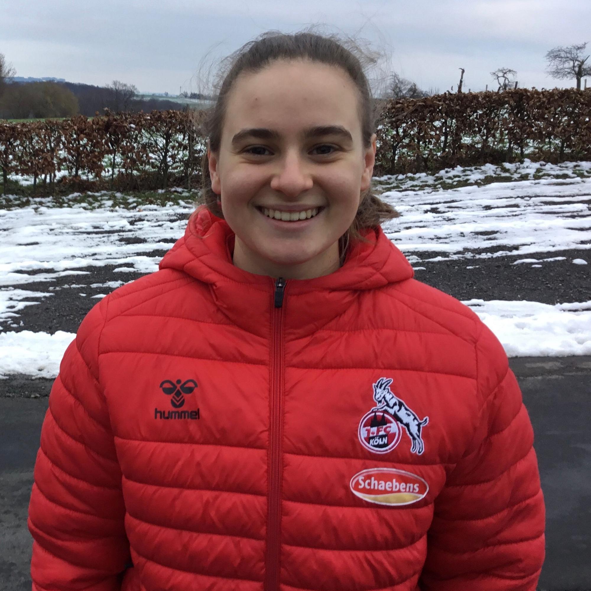 Alma Demiri in der Jacke des 1. FC Köln