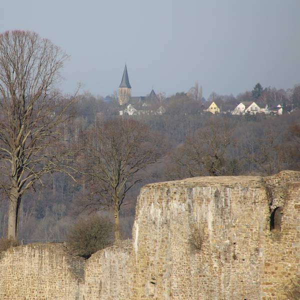 Es ist der Blick von einem Punkt des Burgweges zu sehen.