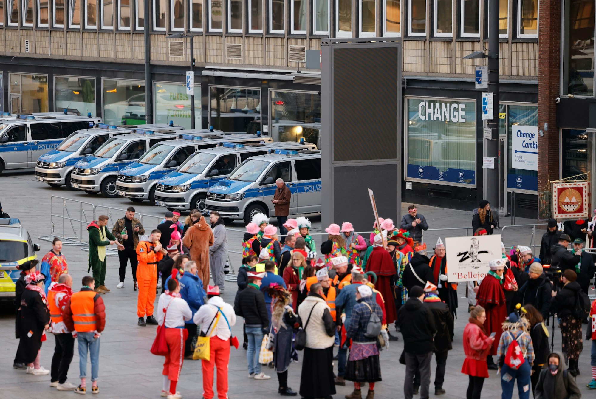 Viel Arbeit für die Polizei: Einsatzwagen stehen vor dem Hauptbahnhof bereit.