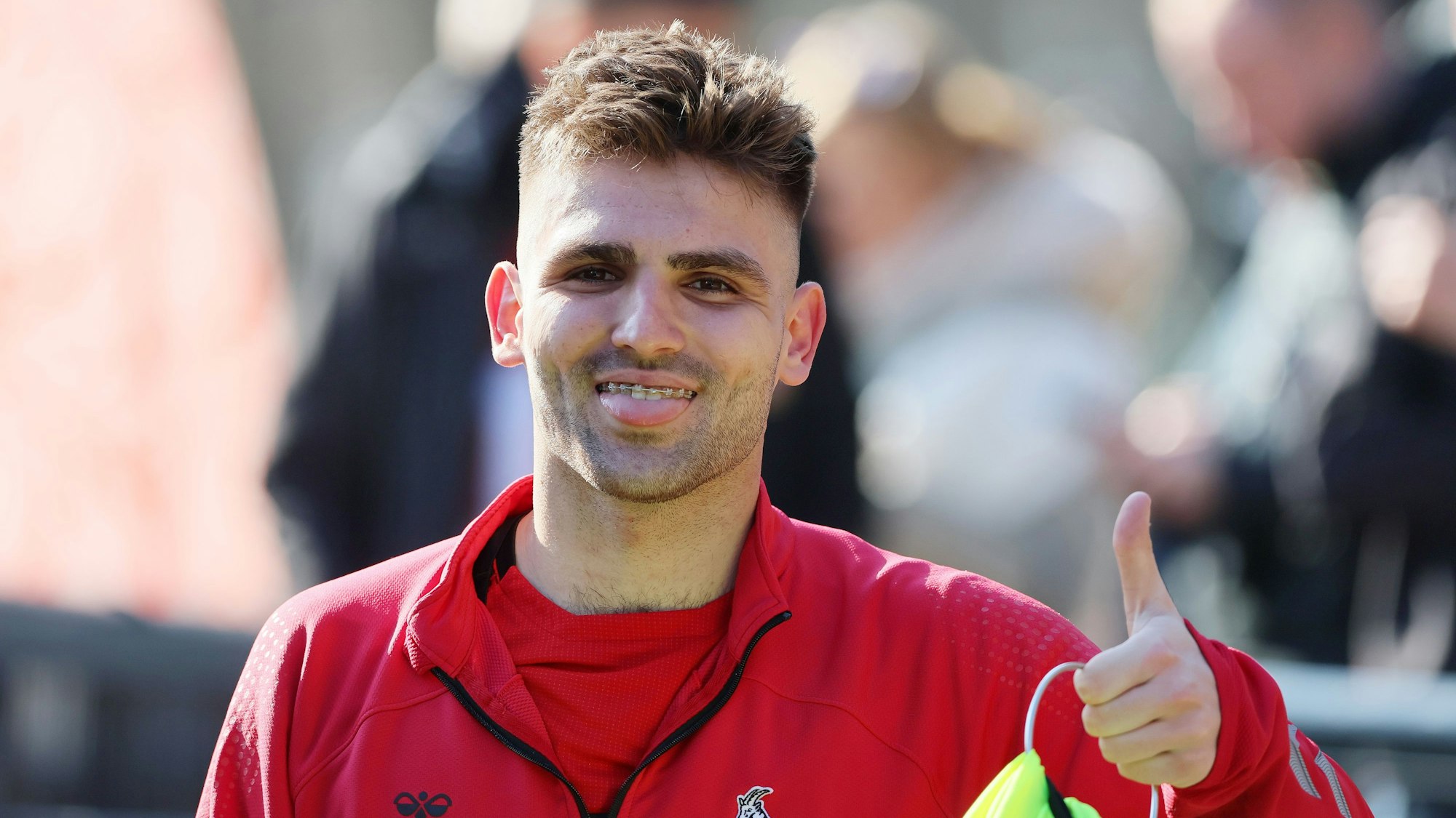 Nikola Soldo streckt seine Zunge heraus und gibt einen Daumen nach oben.