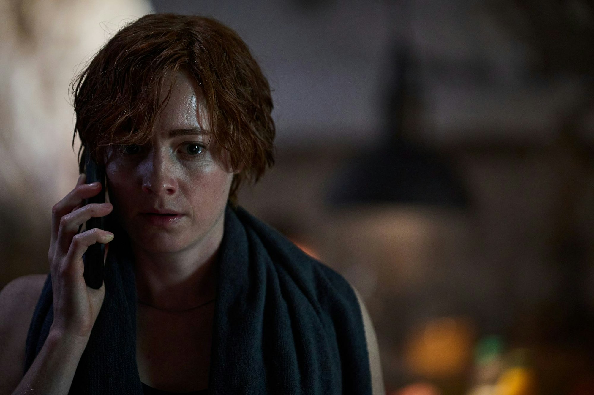 Charlie Wagner (Leonie Benesch) erfährt eine schreckliche Nachricht über ihre Freundin Jess.